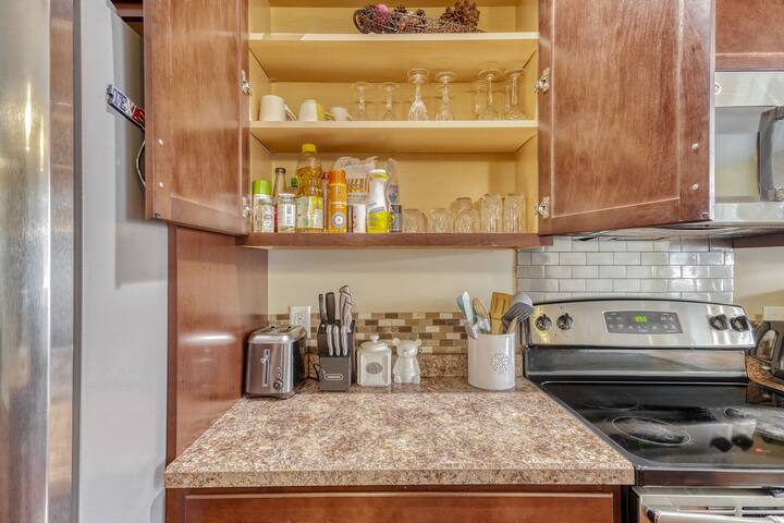 Luxury Executive Home 4 Beds/3.5bath &pool table gallery image 5