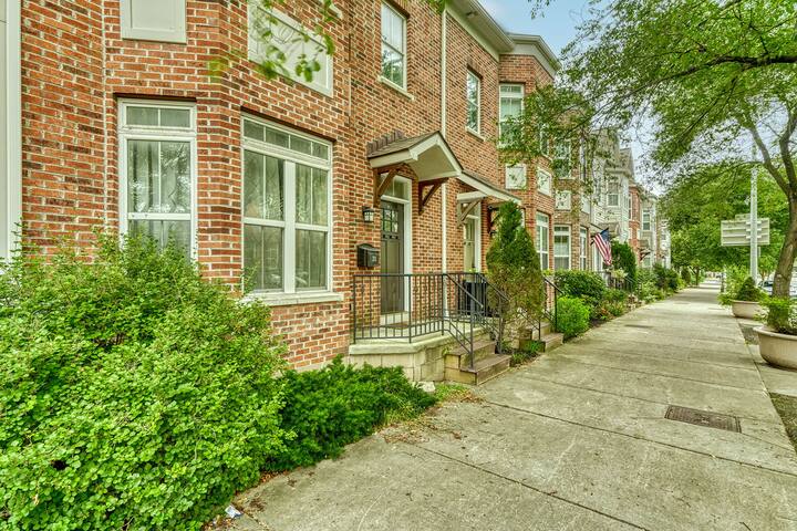 Luxury Executive Home 4 Beds/3.5bath &pool table gallery image 2