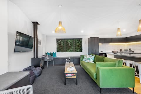 Popular Airbnb listing: Queenstown Alpine Retreat 8 Guests 4 Ensuite Spa in Otago