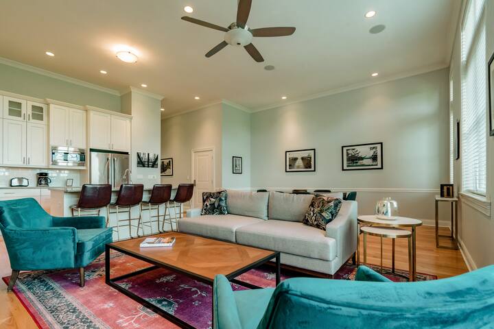 Luxe 3BD/2BA with Fireplace and Private Balcony gallery image 2