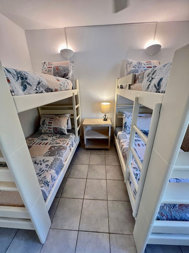 第二间卧室。四张双层床。 1.5平方米的床。