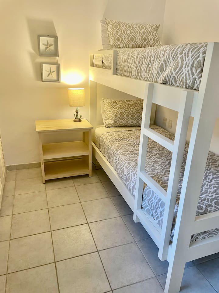 第二间卧室。双层床。 两张半床