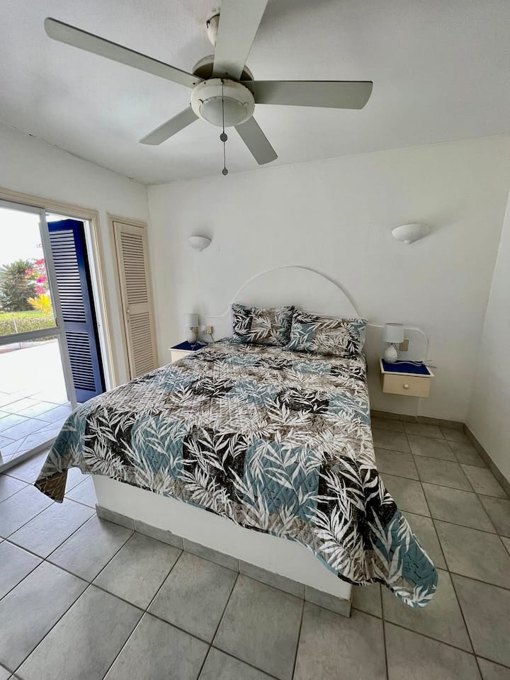 带全功能卫生间的主卧。 可直接进入露台。