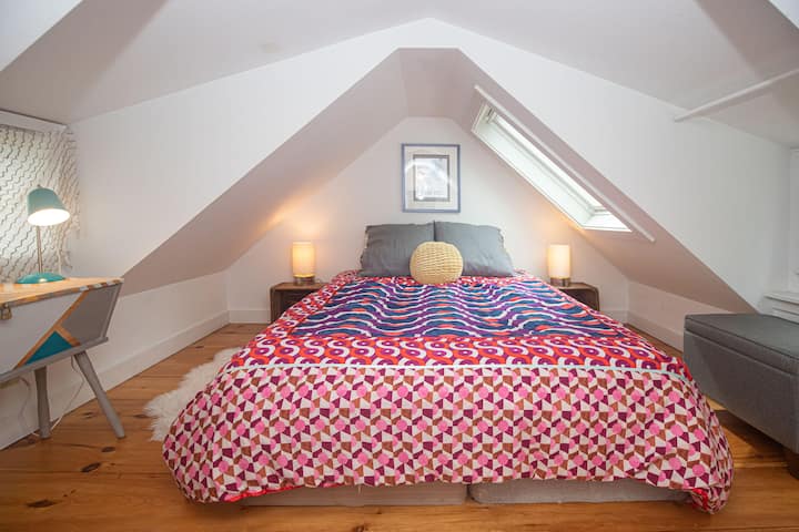 מיטת קווין סייז עם סדינים רכים. מוט תלייה עם קולבים.