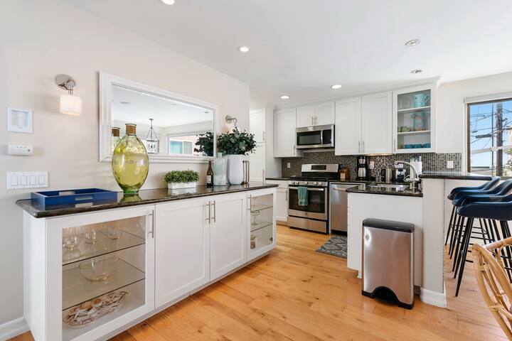 Mission beach home, steps to sand, ocean views