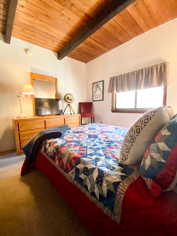 سرير كامل الحجم بمرتبة من الإسفنج المرن.