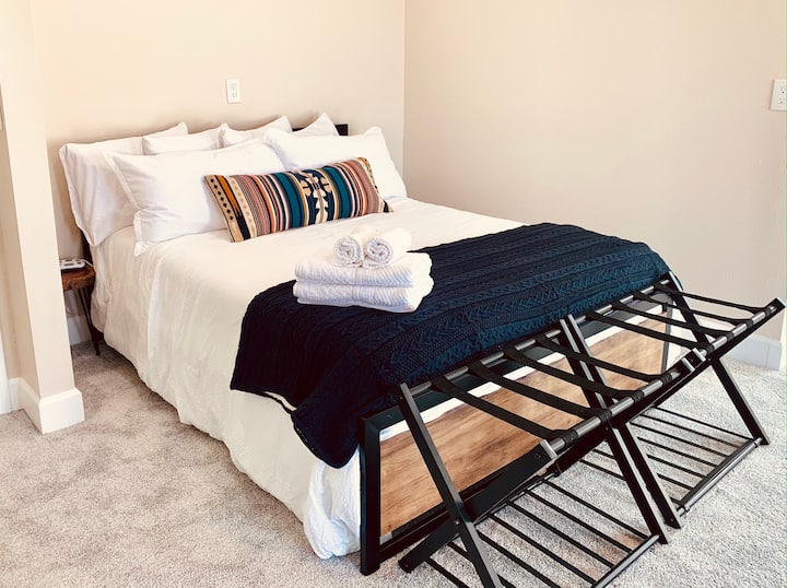 Чисто нови матраци от пяна с уютно спално бельо.