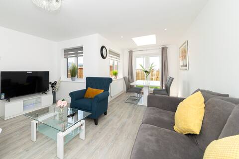 Greenfield's  Hurley House - Modern 3 Bedroom Home
