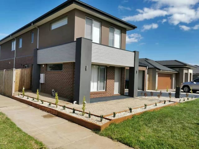 Refreshmen Villa with 4 bedrooms, 25 mins to CBD