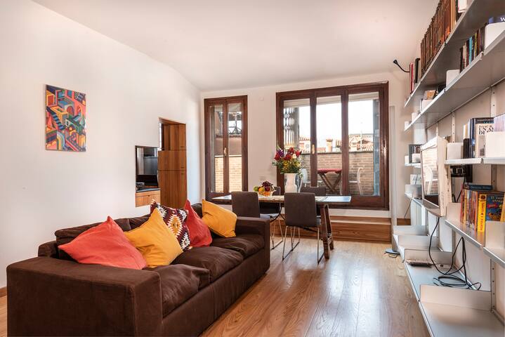 Ca’ Lorenzo with Terrace & Canal View