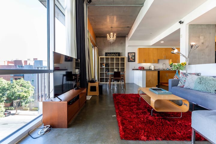 Modern Loft, Clean, Quiet, WiFi, Cable, Parking
