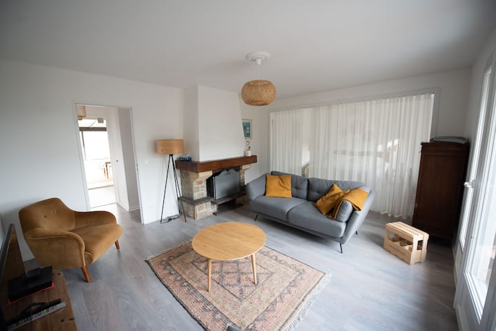 غرفة معيشة بها تلفزيون واي فاي. 