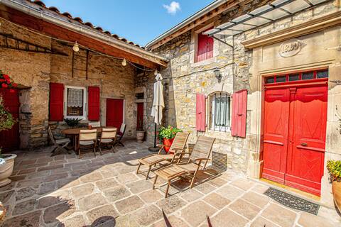 Ardéchoise house with character with swimming pool 6-8prs