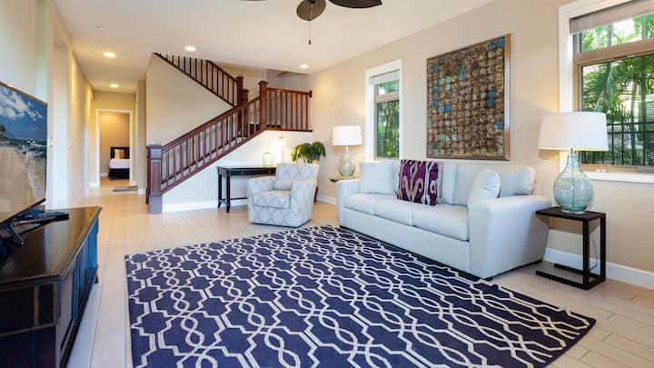 Ambient ndenjjeje në katin e poshtëm me divan për fjetje