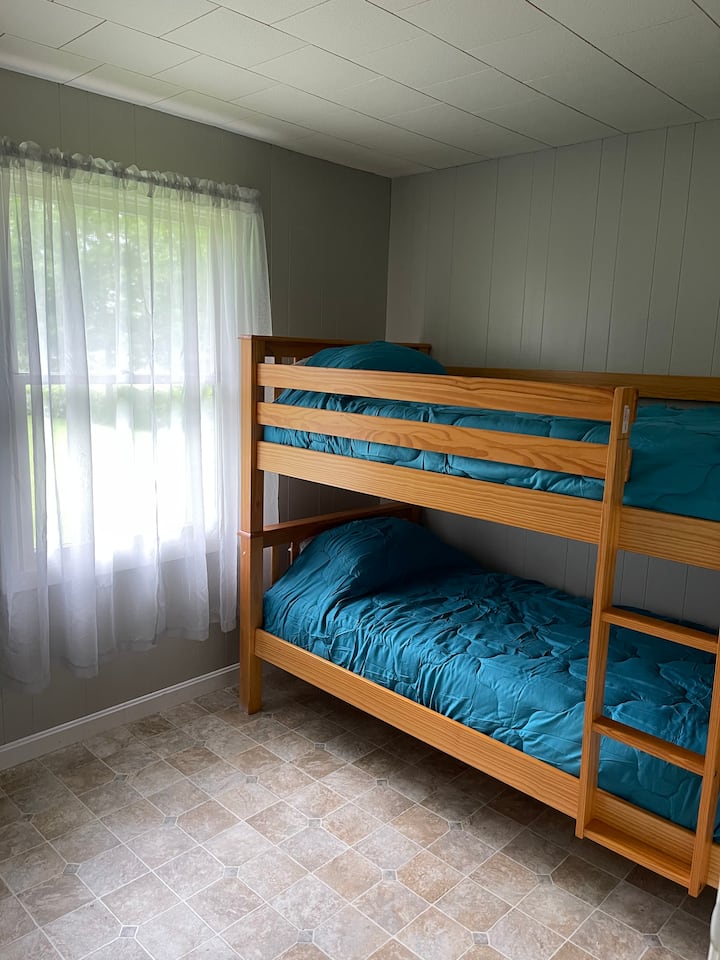 Camera da letto #2 Letti a castello a due piazze con armadio 