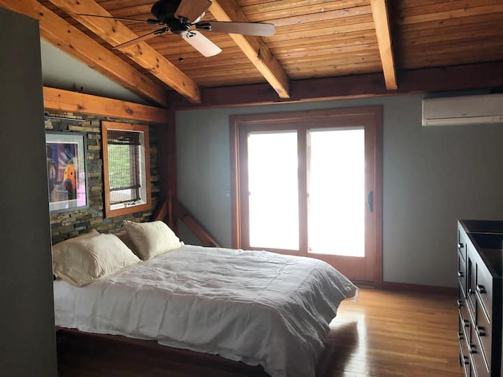 Dormitorio principal con balcón al lago