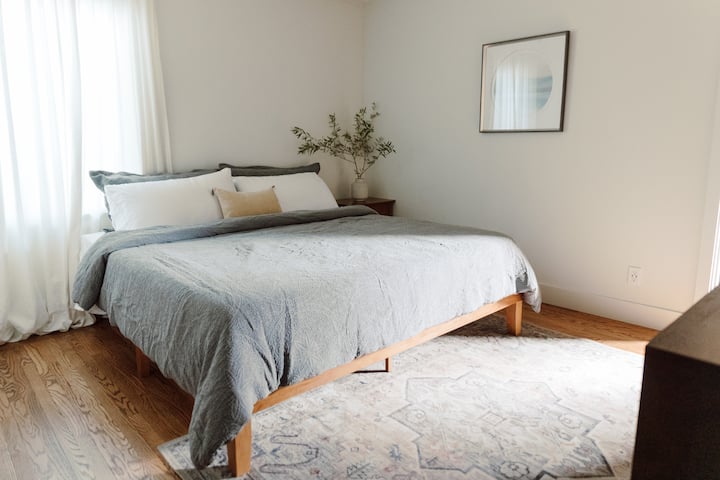 חדר שינה ראשי מרווח עם גישה לחדר הרחצה הראשי ולחדר הכביסה. 