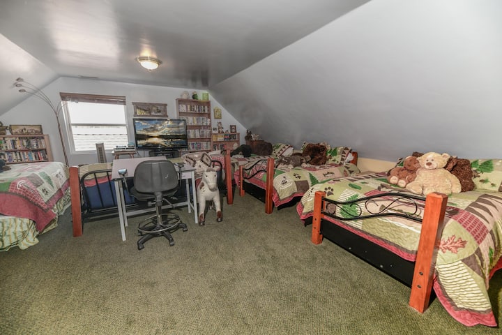 4th Floor Bunk Room with King and 4 Full Beds