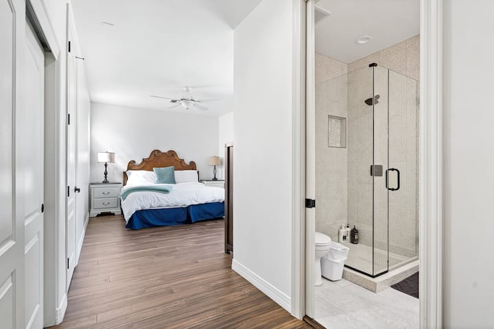 Upstairs bedroom with en suite bathroom - King bed