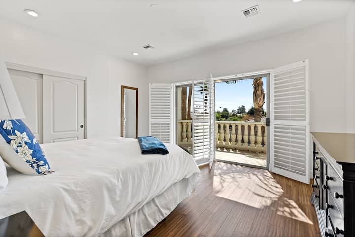 Upstairs Bedroom - King Size Bed with Private Balcony!