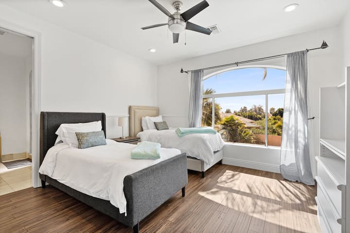 Kids Bedroom Upstairs with two twin beds