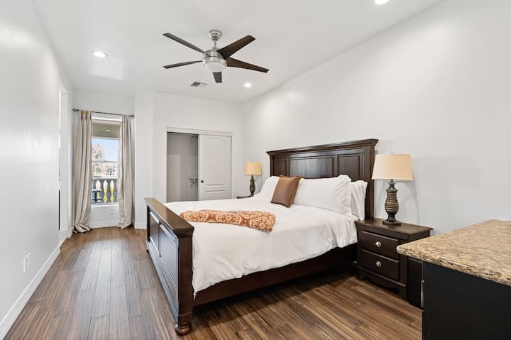 Upstairs bedroom - King bed 