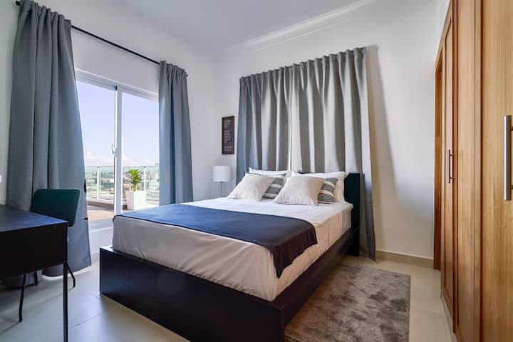 Útulná spálňa je vybavená manželskou posteľou, vlastnou kúpeľňou s dažďovou sprchou, priestrannou skriňou, klimatizáciou, 43-palcovou inteligentnou televíziou, rýchlym WI-FI PRIPOJENÍM, súkromným vchodom na terasu a úžasným výhľadom na mesto.