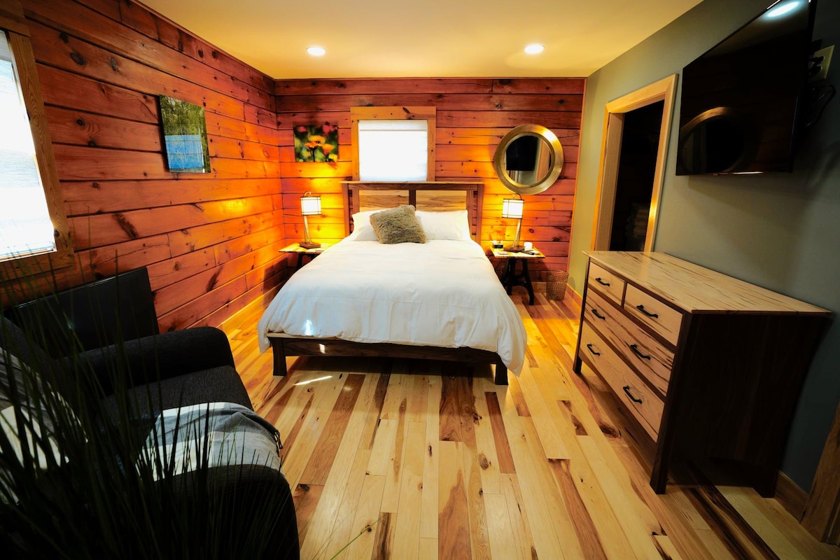 ห้องสวีทหลักพร้อมชุดห้องนอนไม้วอลนัทและห้องนอนเมเปิ้ล ambrosia ที่ทำด้วยมือ พื้นไม้ธรรมชาติเครื่องนอนสุดหรูจากบรูคลินีน