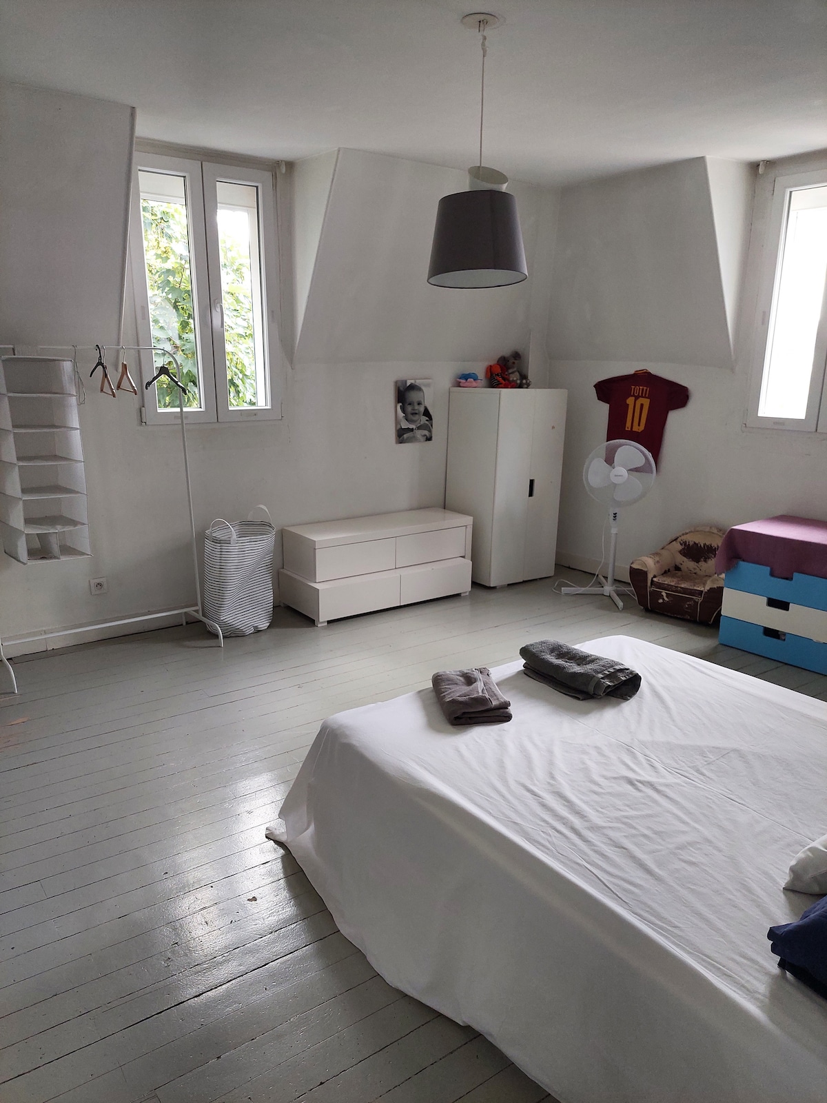 Комора 3 / 2 кат / кревет 140×200 - соба со бања со туш