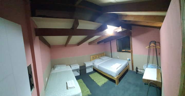 Საძინებელი მეორე სართულზე. 01 საწოლი 02 ადგილით და 01 საწოლი კვადრატული და ნახევარი. Მოყვება ზეწრები, საბნები, საწოლის გადასაფარებლები და კოღოს ბადეები