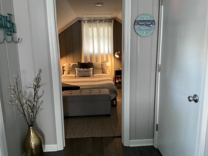 ห้องนอนที่เห็นจากห้องโถง