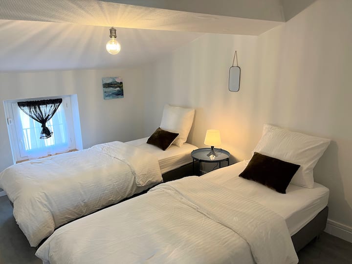 Derde slaapkamer, tweede verdieping: twee eenpersoonsbedden (90 x 200) of een kingsize bed 180 x 200.