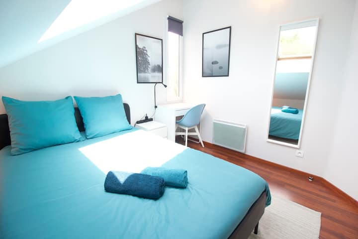 Spálňa „Sunset“ s veľmi veľkým Veluxom na hviezdach.