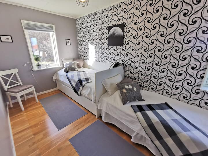 ห้องนอน 2 มีเตียงเดี่ยว 3 เตียงขนาด 90 * 200 ซม. 2 หลังพร้อมที่นอนสปริงและเตียงแบบดึงออกได้มีที่นอนโฟม