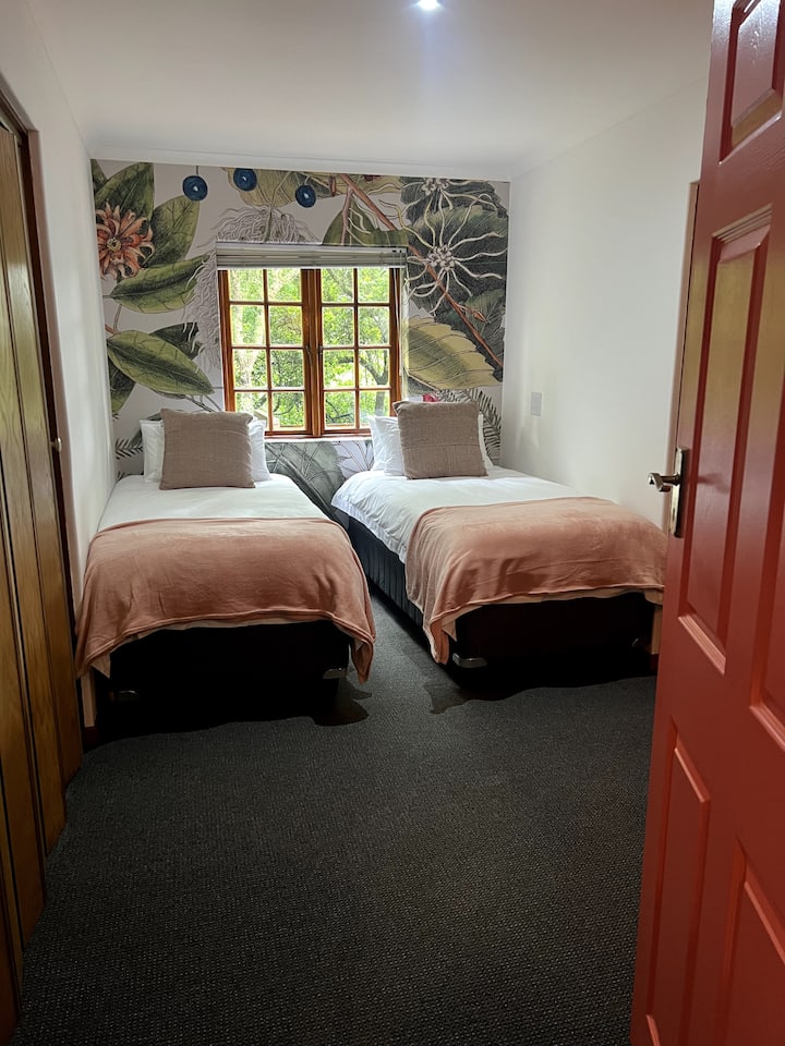 ห้องสีชมพูพร้อมเตียงเดี่ยว 2 เตียง