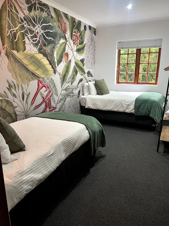 ห้องสีเขียวพร้อมเตียงเดี่ยว 2 เตียง 