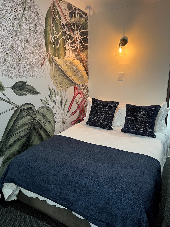 ห้องสีน้ำเงินพร้อมเตียงคู่และเตียงเดี่ยว