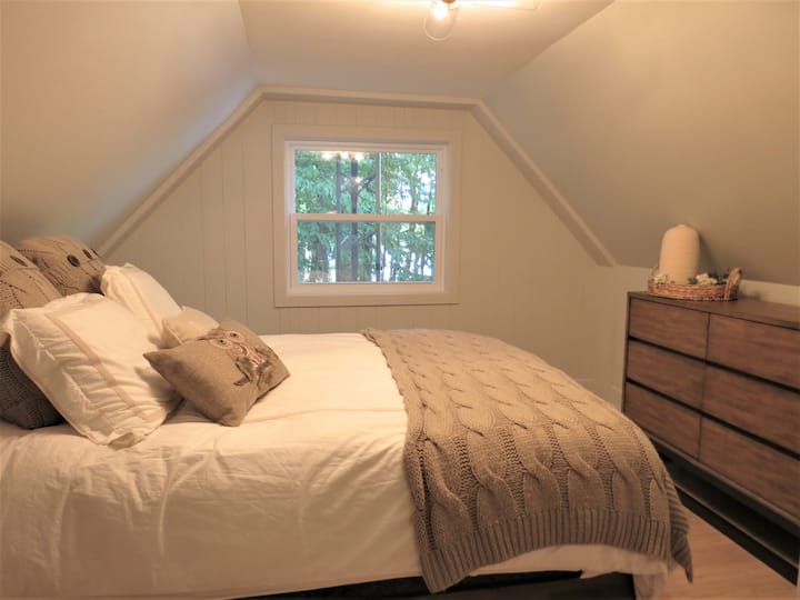 מיטת קווין סייז בחדר שינה 3