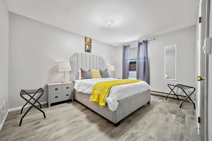 第二间卧室-标准双人床-配备记忆泡沫床垫，舒适。2个多口充电器。 3个插头、3个USB和1个USB-C 