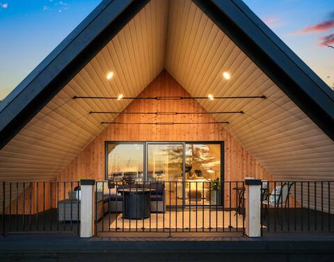 *Stunning Bay Views & Sunsets*Covered Deck+Firepit