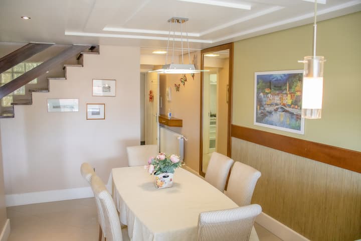 ห้องทานข้าวที่มองเห็นบันไดในร่ม