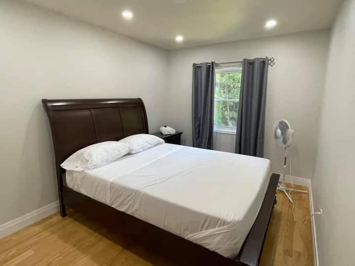 Спална соба 02 Поглед кон градина 02 спиење 02