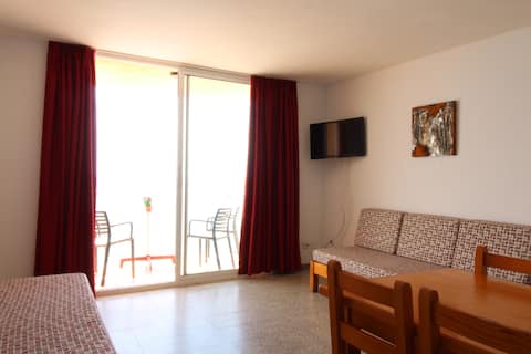Airbnb con mejor rendimiento: El Sorrall 1. 2 bedroom apartment. Sea views en Blanes