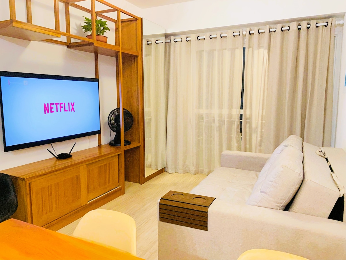 ห้องนั่งเล่นที่สะดวกสบายและทันสมัยพร้อมสมาร์ททีวีซัมซุงขนาด 55 "พร้อมเน็ตฟลิกซ์และเราเตอร์อินเทอร์เน็ตความเร็วสูงใยแก้วนำแสง
ห้องนั่งเล่นที่สะดวกสบายและทันสมัยพร้อมสมาร์ททีวีซัมซุงขนาด 55 "พร้อมเน็ตฟลิกซ์และเราเตอร์อินเทอร์เน็ตความเร็วสูงใยแก้วนำแสง