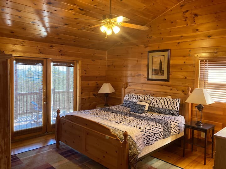 غرفة نوم رئيسية مع إمكانية الوصول إلى السطح العلوي