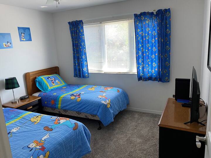 Spálňa na poschodí s dvoma oddelenými lôžkami. Kompletne s inteligentnou televíziou a Playstation 2 spolu s hrami a ovládačmi.
