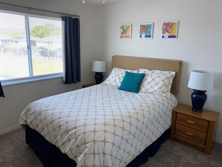 Spálňa Queen na druhom poschodí s inteligentnou televíziou s výhľadom na jazero.