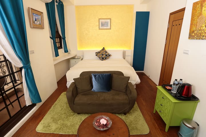 Მე-2 სართულზე მდებარე დიდი ოთახი (აივნით)