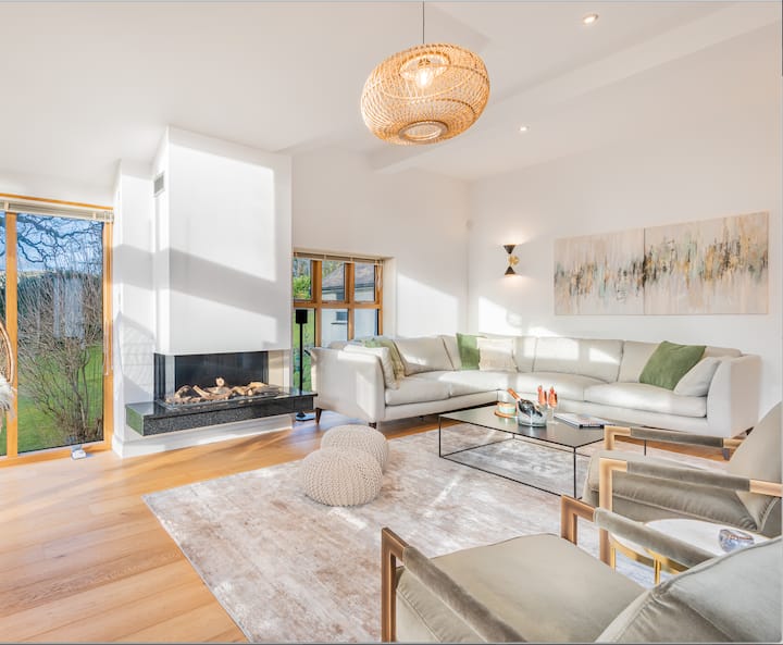 The Hideaway luxury Scandi home with hot tub Houses for Rent in