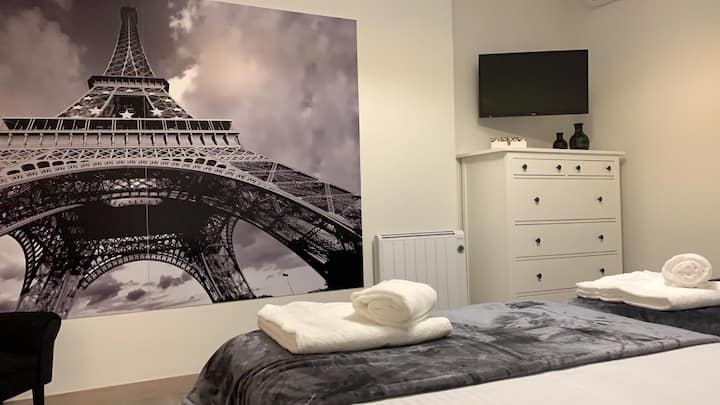 Første soveværelse.  To 105 x 200 pikolin Barcelo-senge. Varme, aircondition, 32"SmarTV og parket.